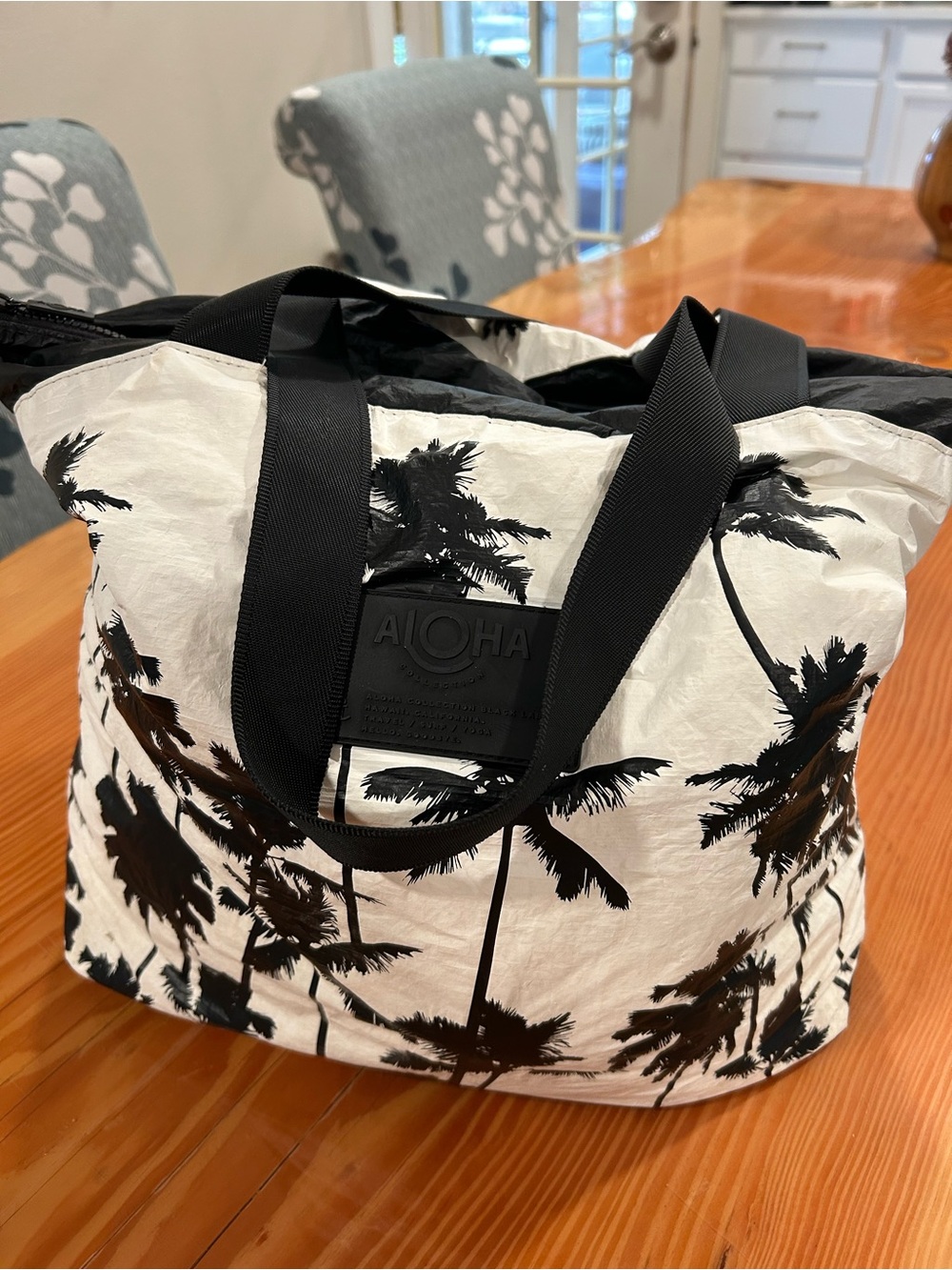 ALOHA Day Tripper Palm-Print Tote - Picture 5 of 15